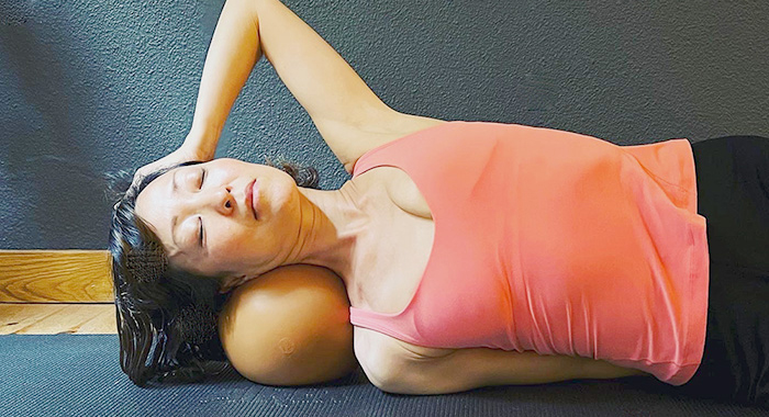 ヤムナボールを使って究極のストレッチ&セルフマッサージを行います